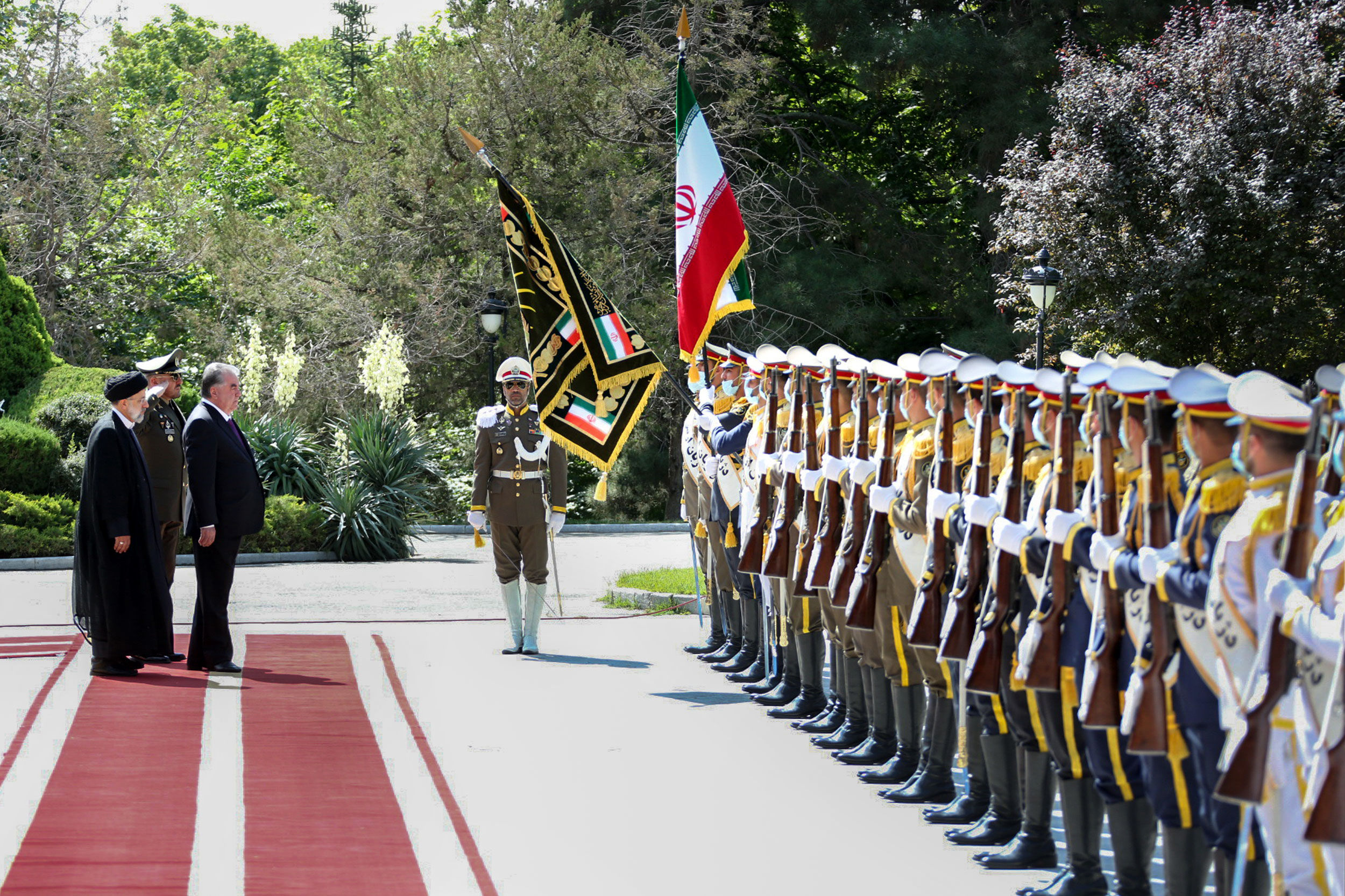 تعظیم رئیس جمهور تاجیکستان به پرچم ایران در کنار ابراهیم رئیسی+ عکس