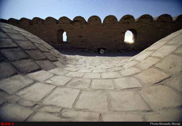 نمای شبانه کاروانسرای دیر گچین، بزرگترین کاروانسرای خشتی گچی ایران در استان قم