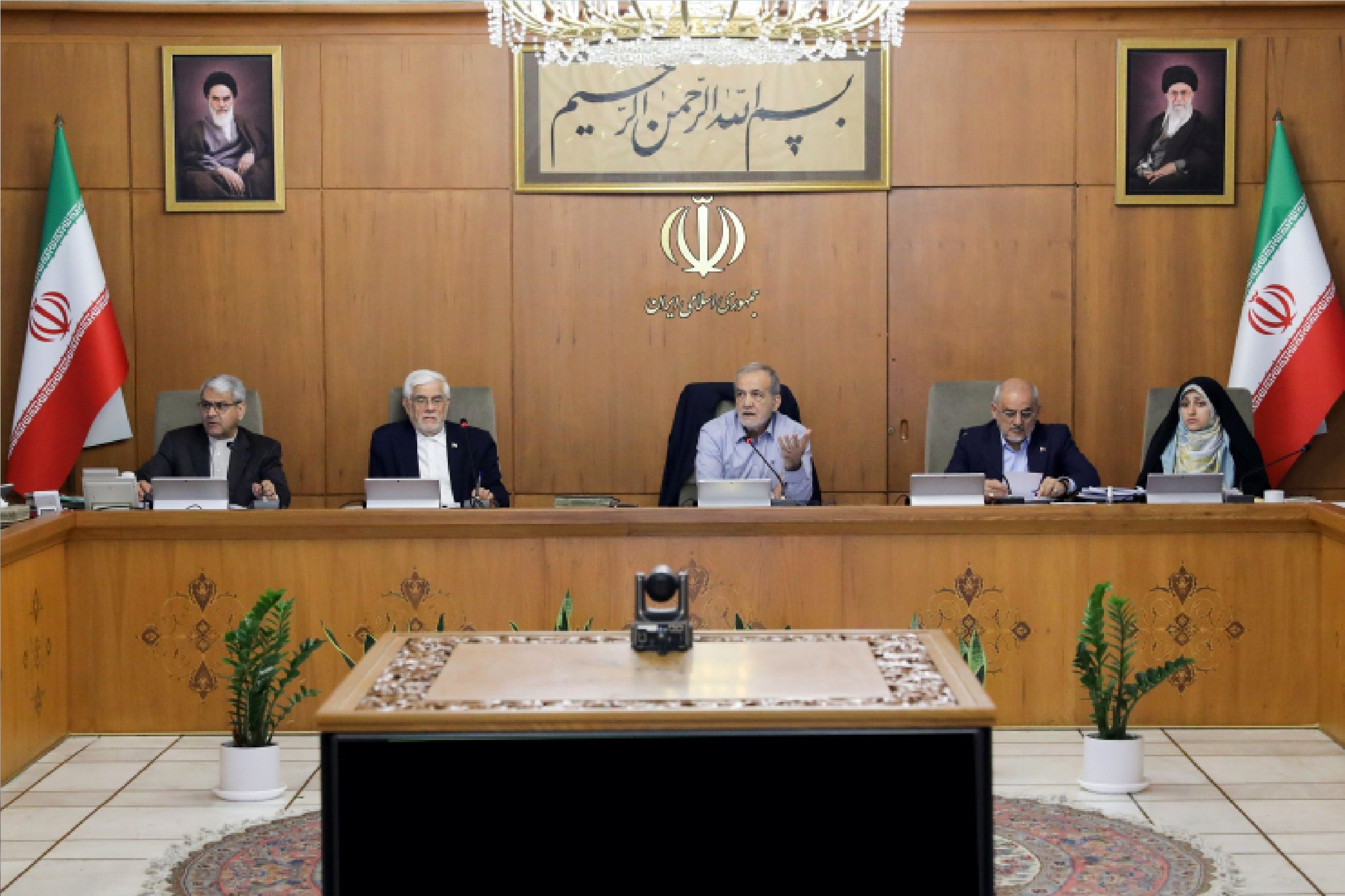 انتقاد پزشکیان از نگارش برخی قوانین و مقررات تورم‌زا / هر مقرره‌ای که موجب فشار اقتصادی بر زندگی مردم شود، باید سریعا اصلاح شود