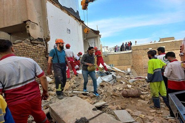 ریزش یک ساختمان در ملارد/ احتمالا ۵ نفر زیر آوار مانده اند