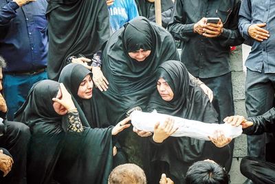 میناب دوباره عزادار شد؛ یک بار دوازدهم اسفند ‌‌و یک بار سی‌ویکم تیر‌ماه/ شناسایی بقایای تازه از پیکر قربانیان مدرسه «شجره طیبه»/ خانواده ها در بُهت؛ چرا حالا؟ چرا بعد از پنج ماه؟ چرا خوب تفحص نکرده بودند؟ 