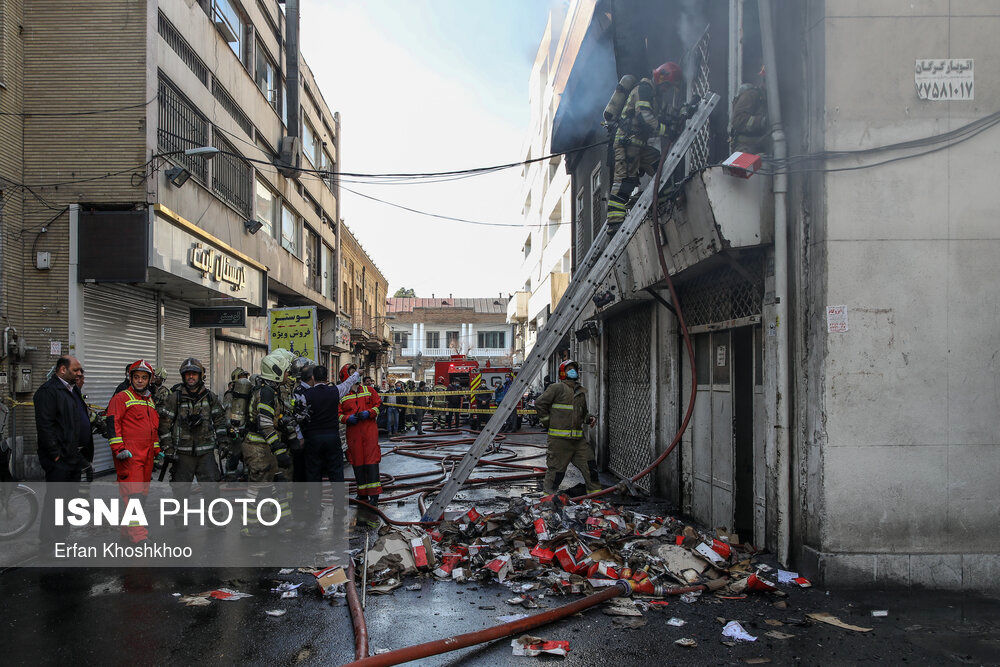 آتش سوزی یک ساختمان قدیمی در خیابان لاله زار


