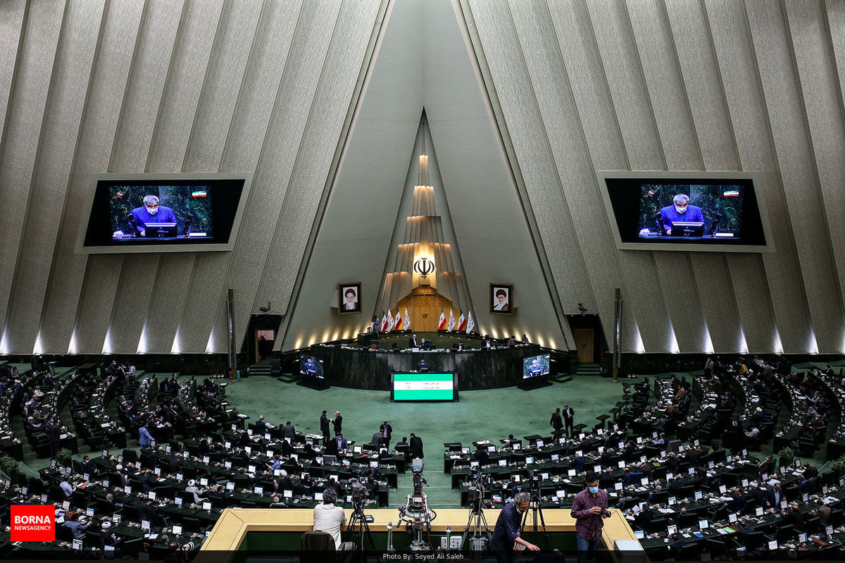 2 کارت زرد مجلس به وزیر روحانی
