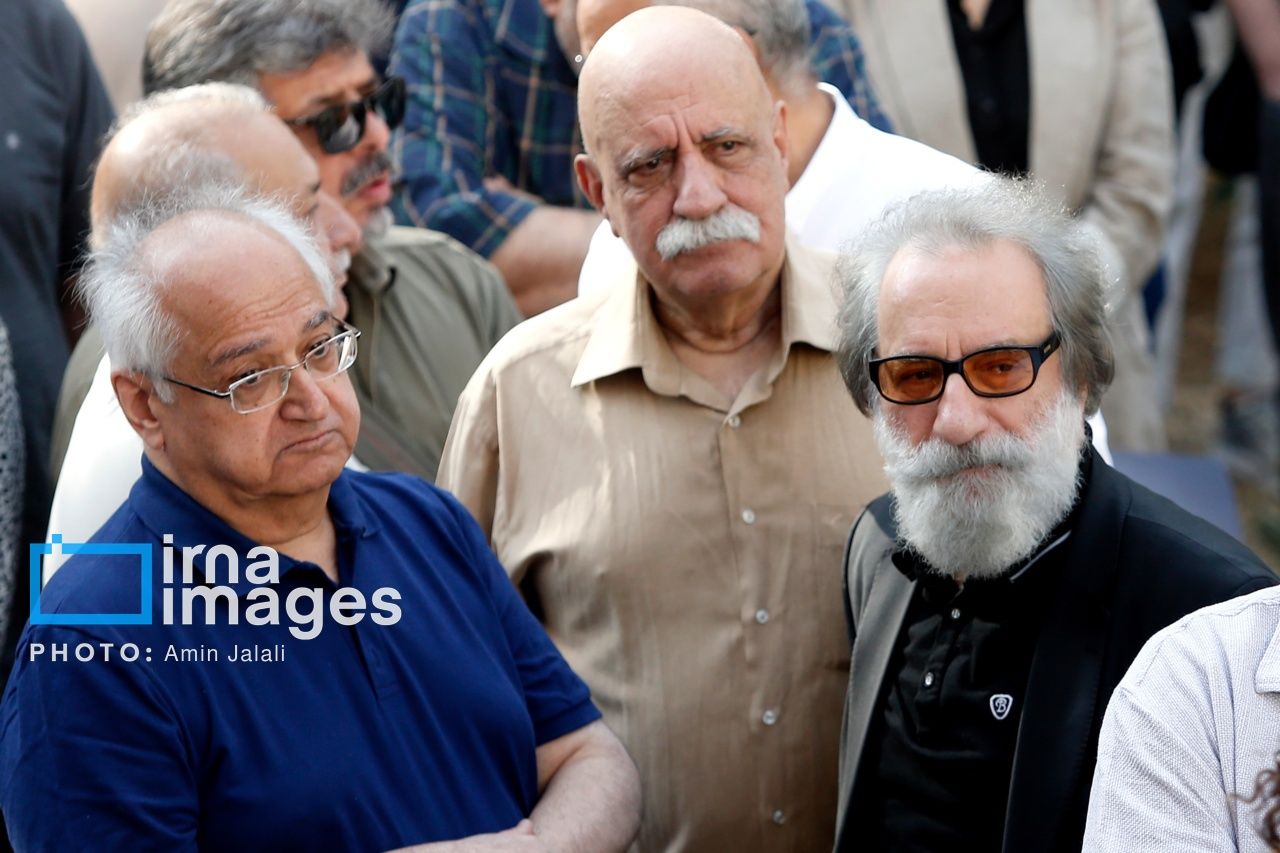 هنرمندان سفیدپوش شدند / چهره های معروف سینما و تلویزیون در مراسم تشییع پیکر ناصر تقوایی + تصاویر 11