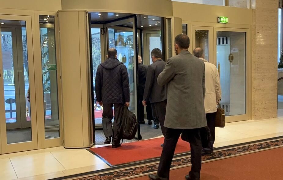 ورود هیات مذاکره کننده ایران به هتل کوبورگ در آستانه نشست کمیسیون مشترک برجام+ عکس