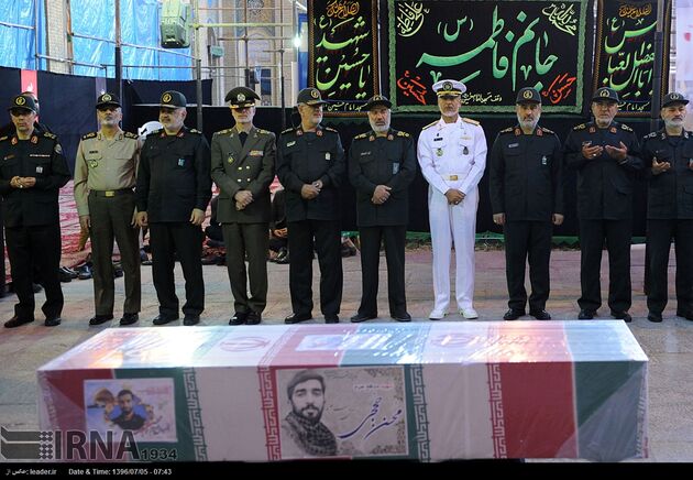 حضور رهبر معظم انقلاب در کنار پیکر شهید محسن حججی