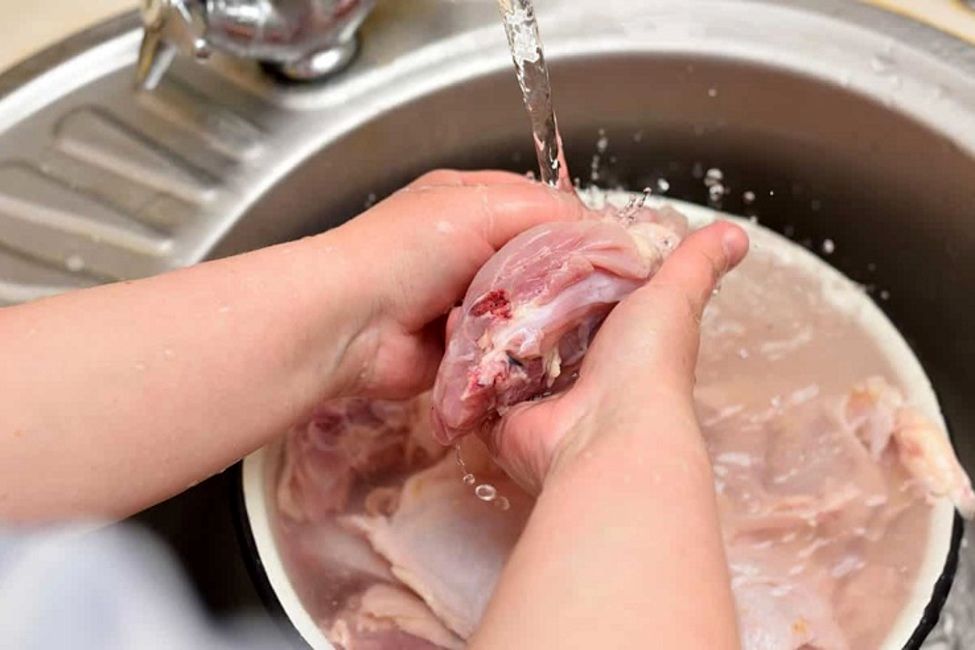 اگر مرغ را قبل از پختن بشورید، به این بیماری مبتلا می شوید!