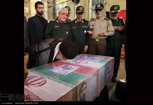 حضور رهبر معظم انقلاب در کنار پیکر شهید محسن حججی