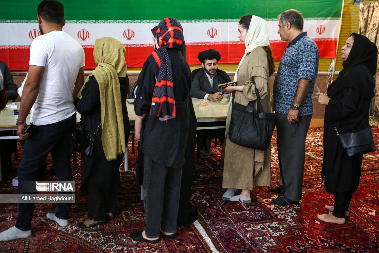 جشن تولد یک شهروند تهرانی پای صندوق رأی + عکس