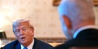 ترامپ در حال تماشای پوشش خبری تبادل اسرا از داخل هواپیما