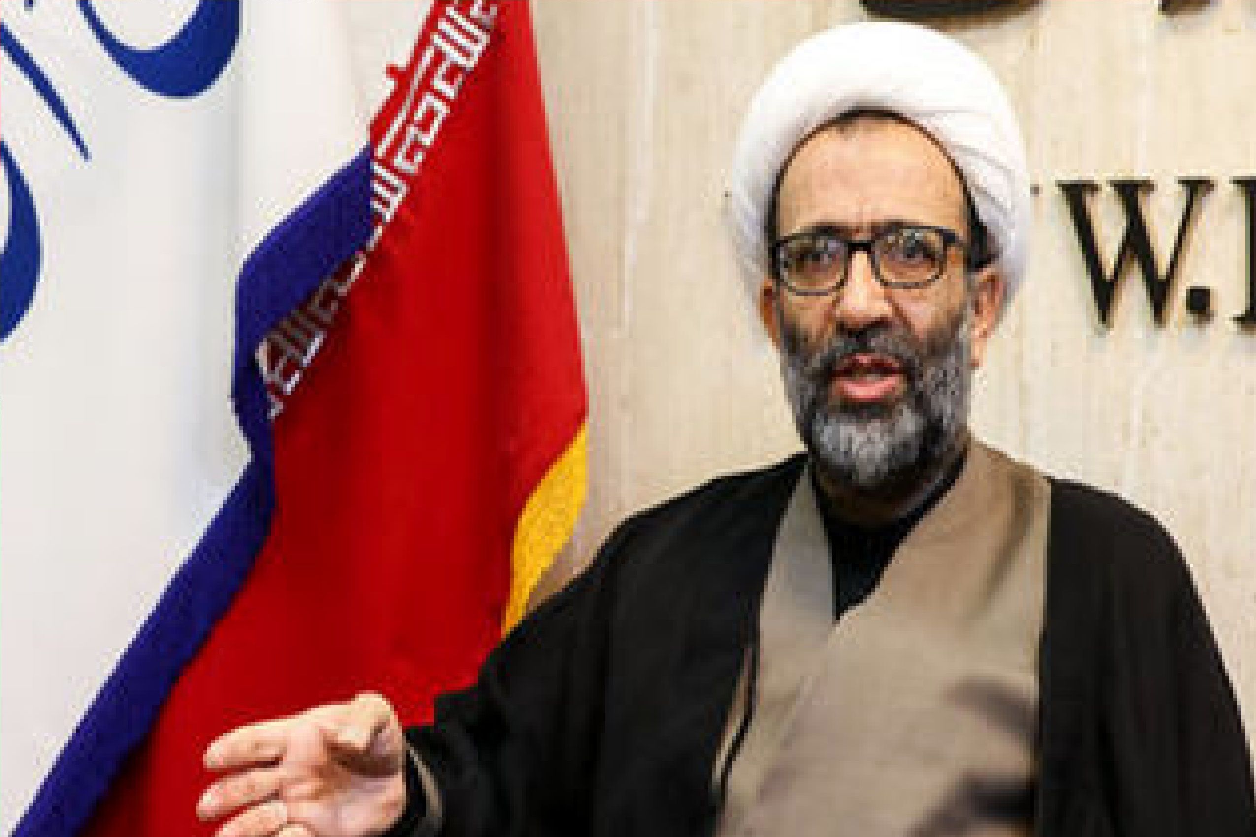 واکنش تند سلیمی به تنش لفظی پزشکیان با یک منتقد / چرا دعوا راه می اندازید و منتقد را هو می کنید / خجالت آور است!