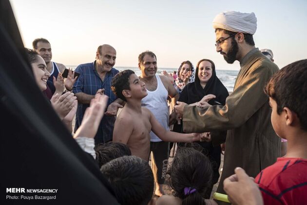 طلاب جوان در سواحل گیلان