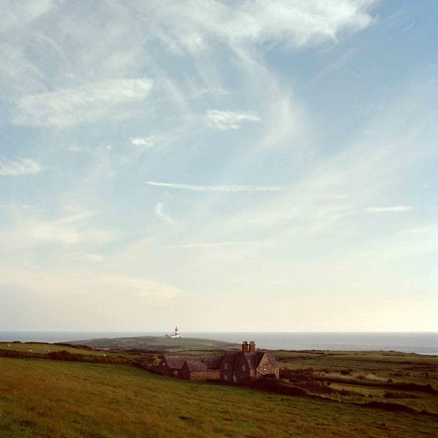 جزیره باردسی ، فانوس دریایی که از خانه نگهبانش اینگونه دیده می شود. این فانوس در سال 1821 ساخته شده است. 