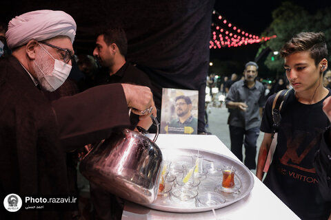 تولیت آستان قدس در حال چای ریختن در مواکب عاشورایی+تصاویر