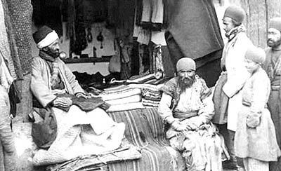 عکسی ناب و  قدیمی از مغازه پارچه فروشی در عهد قاجار