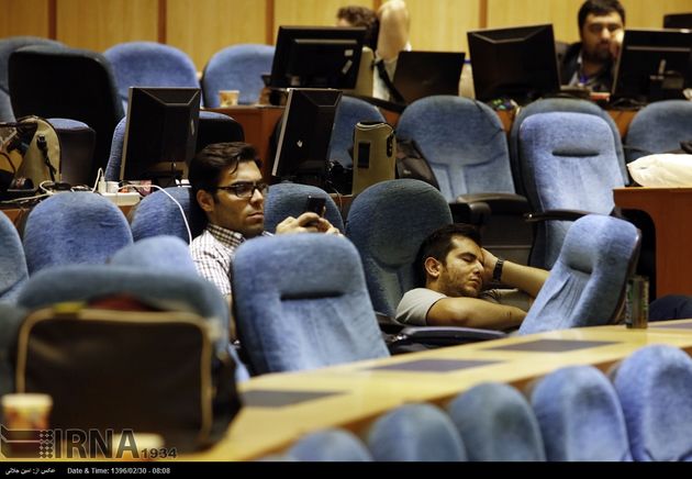 تصاویر انتظار خبرنگاران در شب اعلام نتایج انتخابات