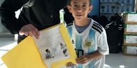 اعجوبه فوتبال جهان در میان کودکان علاقمند به فوتبال+عکس