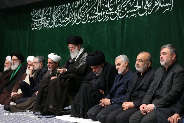عزاداری شب عاشورا در حسینیه امام خمینی با حضور رهبری، قاسم سلیمانی، مقتدی صدر، احمدی‌نژاد
