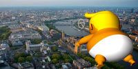 بادکنک ترامپ با یک سیب‌زمینی در آسمان لندن رها شد + عکس