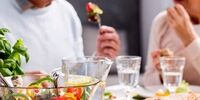 سالمندان این خوراکی ها را به هیچ وجه نباید شب بخورند!