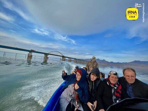 دریاچه ارومیه میزبان قایق‌های تفریحی شد + عکس