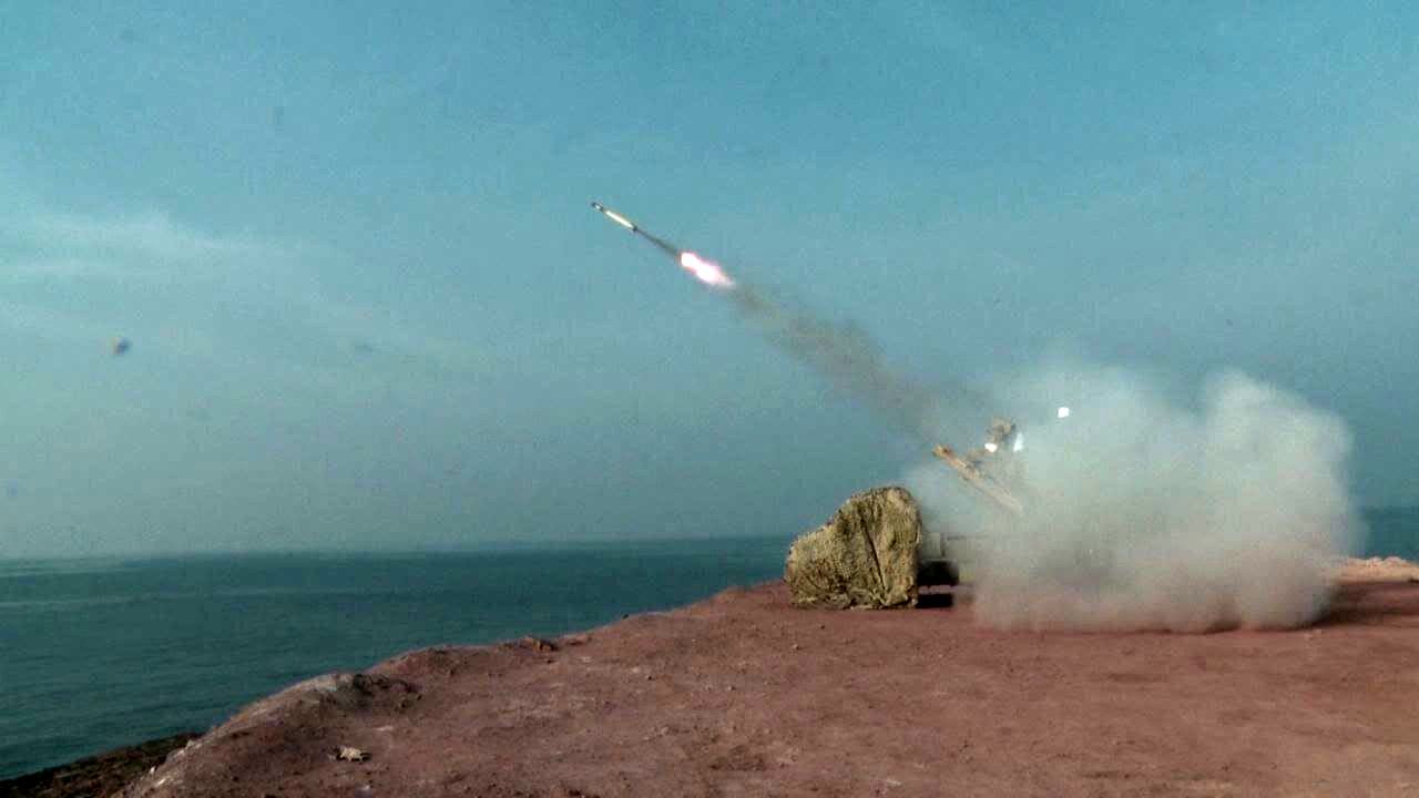 تصاویری از آتش آفند و پدافند نیروی دریایی سپاه در آب‌های خلیج فارس/ رصد ناو آمریکایی توسط نیروی دریایی سپاه/ مانور در چه مناطقی اجرا شد؟