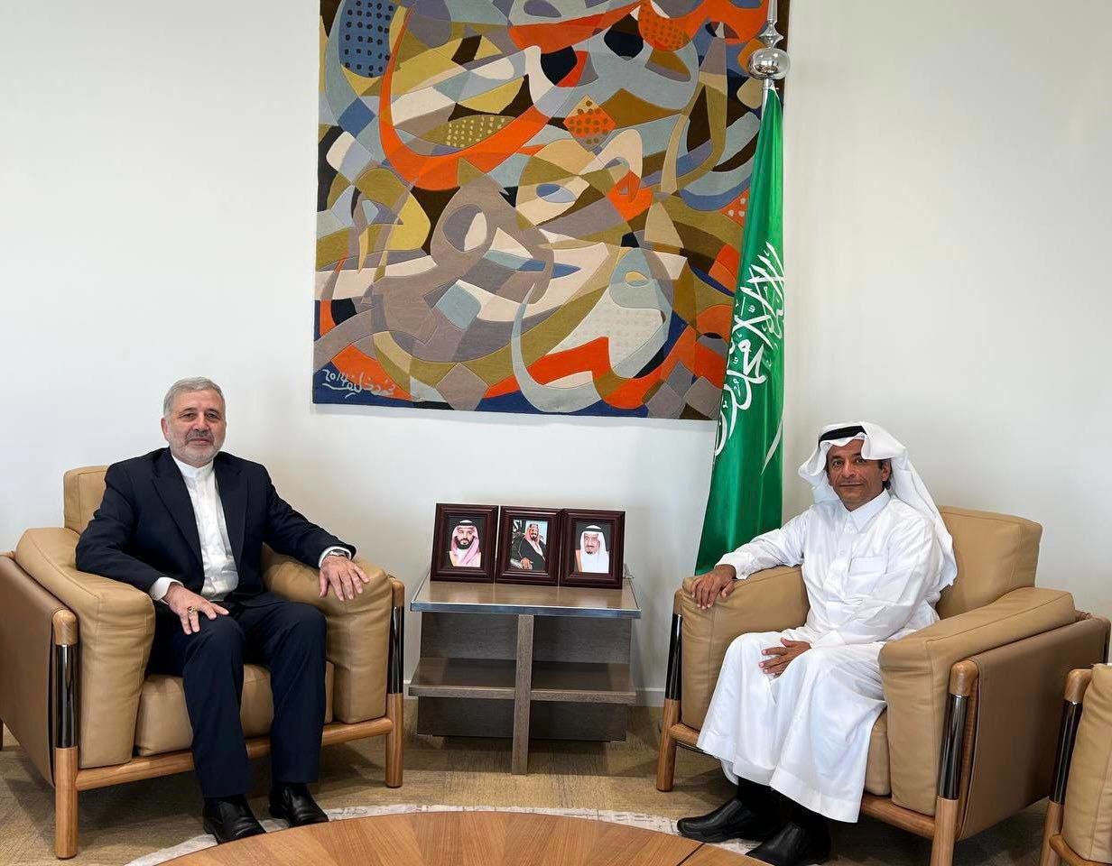 دیدار مهم در ریاض/ فرستاده وزیر خارجه عربستان به سفارت ایران رفت+عکس