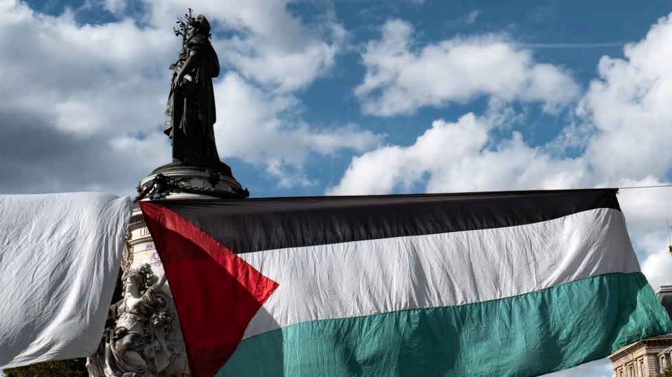 اهتزاز پرچم فلسطین در سفارت فلسطین در لندن+ فیلم