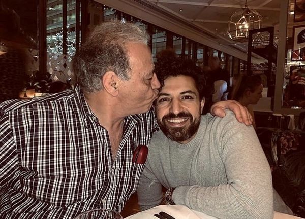 بوسه عاشقانه بربازیگر مشهور در یکی از رستوران های تهران + عکس
