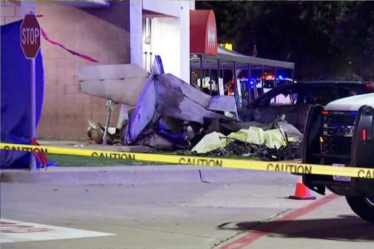 سقوط مرگبار هواپیما در پارکینگ یک مرکز خرید