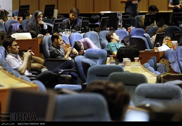 تصاویر انتظار خبرنگاران در شب اعلام نتایج انتخابات