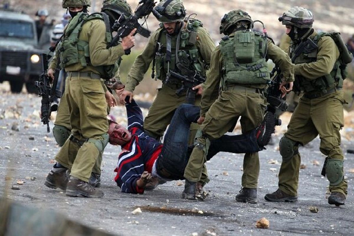  شکنجه آزار دهنده یک فلسطینی به دست سرباز اسرائیلی + تصاویر 