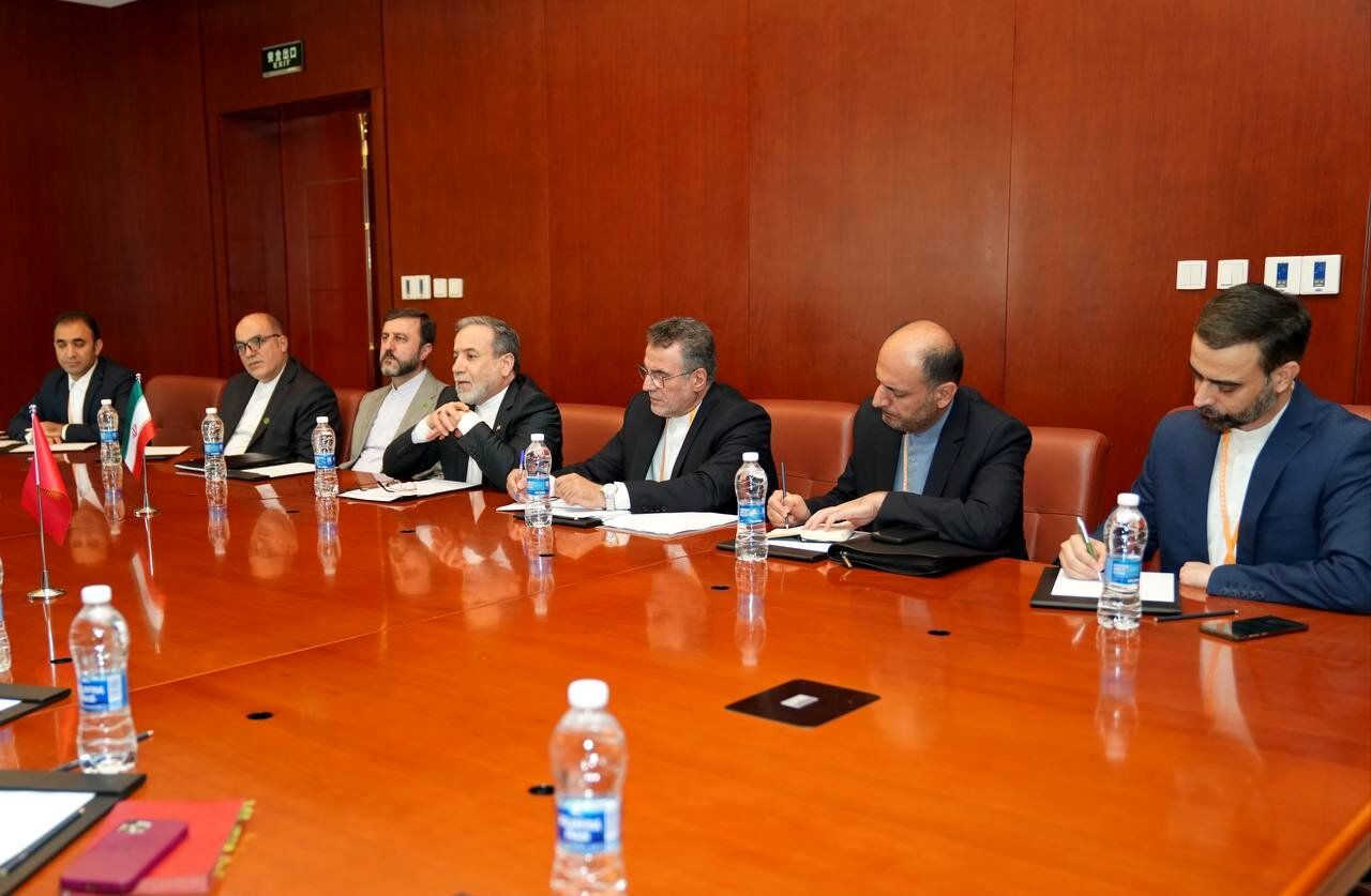 عکسی از دیدار عراقچی با وزیر خارجه قرقیزستان در چین 3