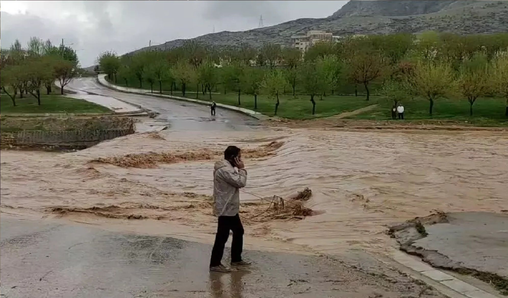 یک پل معروف در خرم‌آباد زیر آب رفت