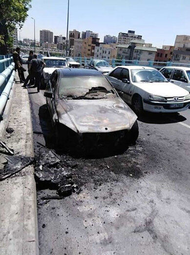 آتش‌سوزی خودروی میلیاردی روی پل ارتش+عکس 
