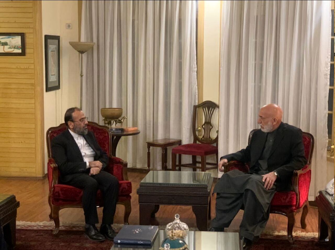 دیدار مقام سفارت ایران در کابل با حامد کرزای