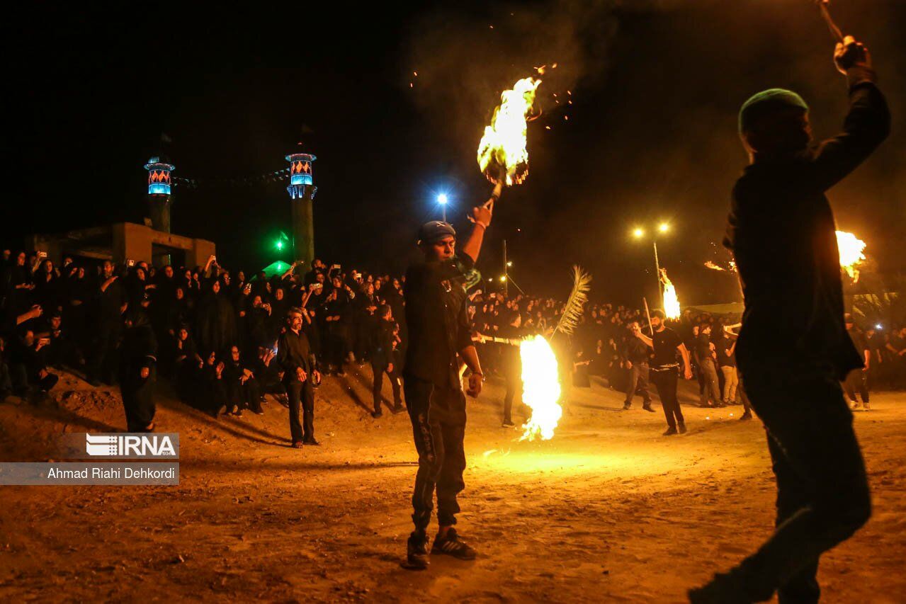 زنجیرزنی عزاداران حسینی با زنجیرهای  آتشین+ تصاویر
