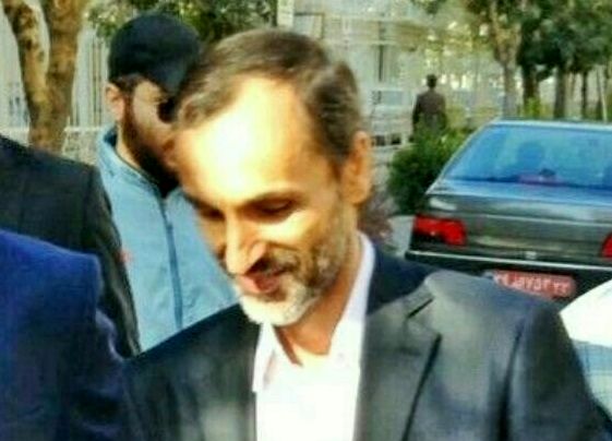 معاون احمدی‌نژاد و همراهش در بیرون دادگاه + عکس