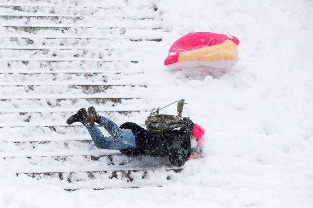هنگامی که برف در منهتن نیویورک می بارد ، شخصی هنگام رانندگی با سورتمه سواری در پارک مرکزی می‌افتد.