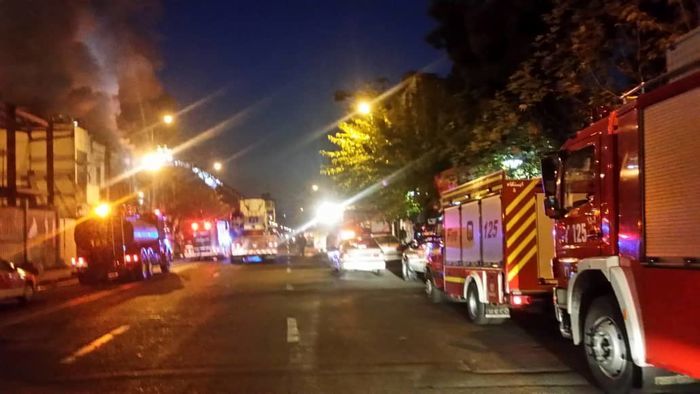 فیلم |  آتش‌سوزی گسترده در انبار لباس در چهارراه استانبول تهران