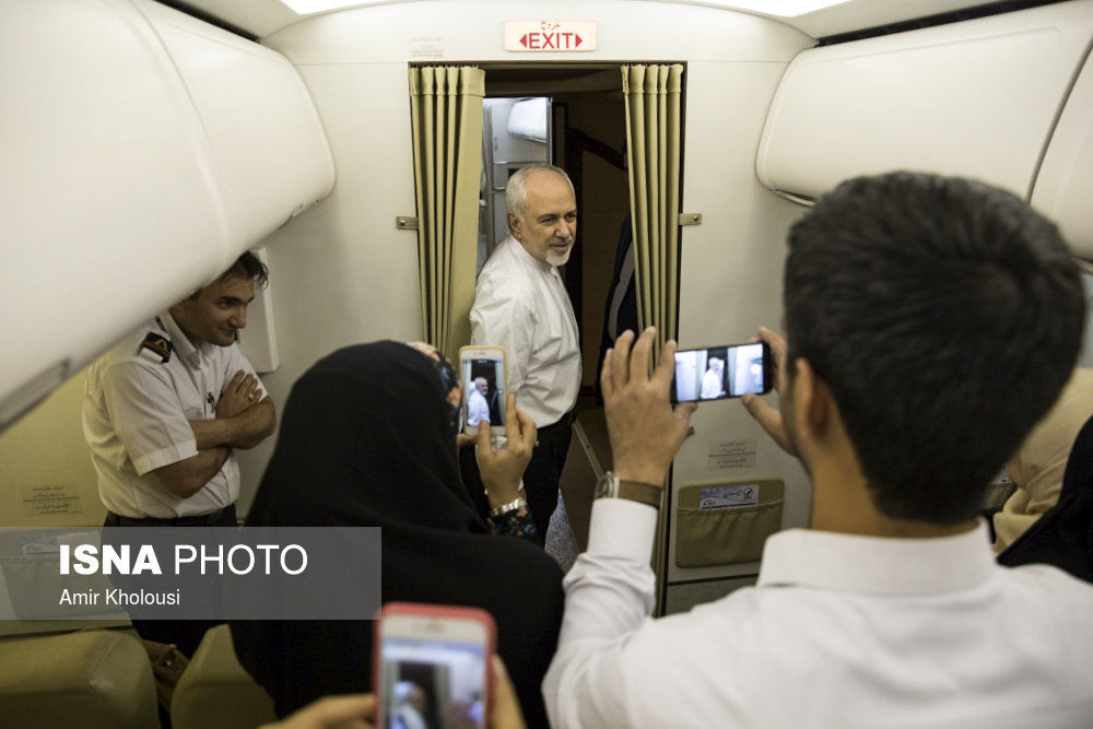 از سلفی خبرنگاران با ظریف تا اشتیاق بوریس جانسون برای دست دادن با وزیر خارجه کشورمان + عکس