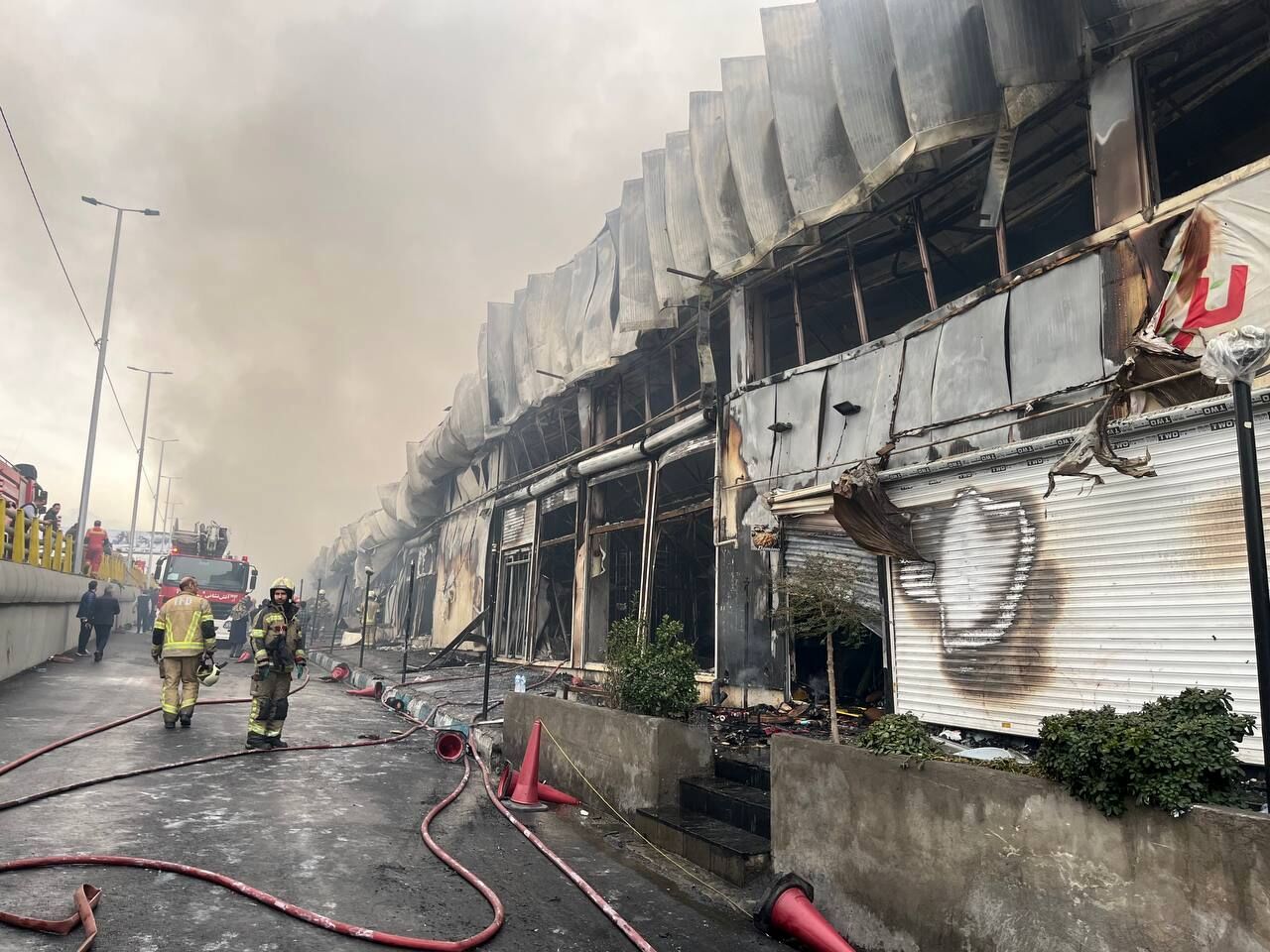 مهار آتش ۲ هزار متر مربعی بازارچه جنت با اعزام ۱۰ ایستگاه + فیلم