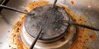  ۴ راه ساده و سریع برای پاک کرده روغن سوخته از روی گاز 