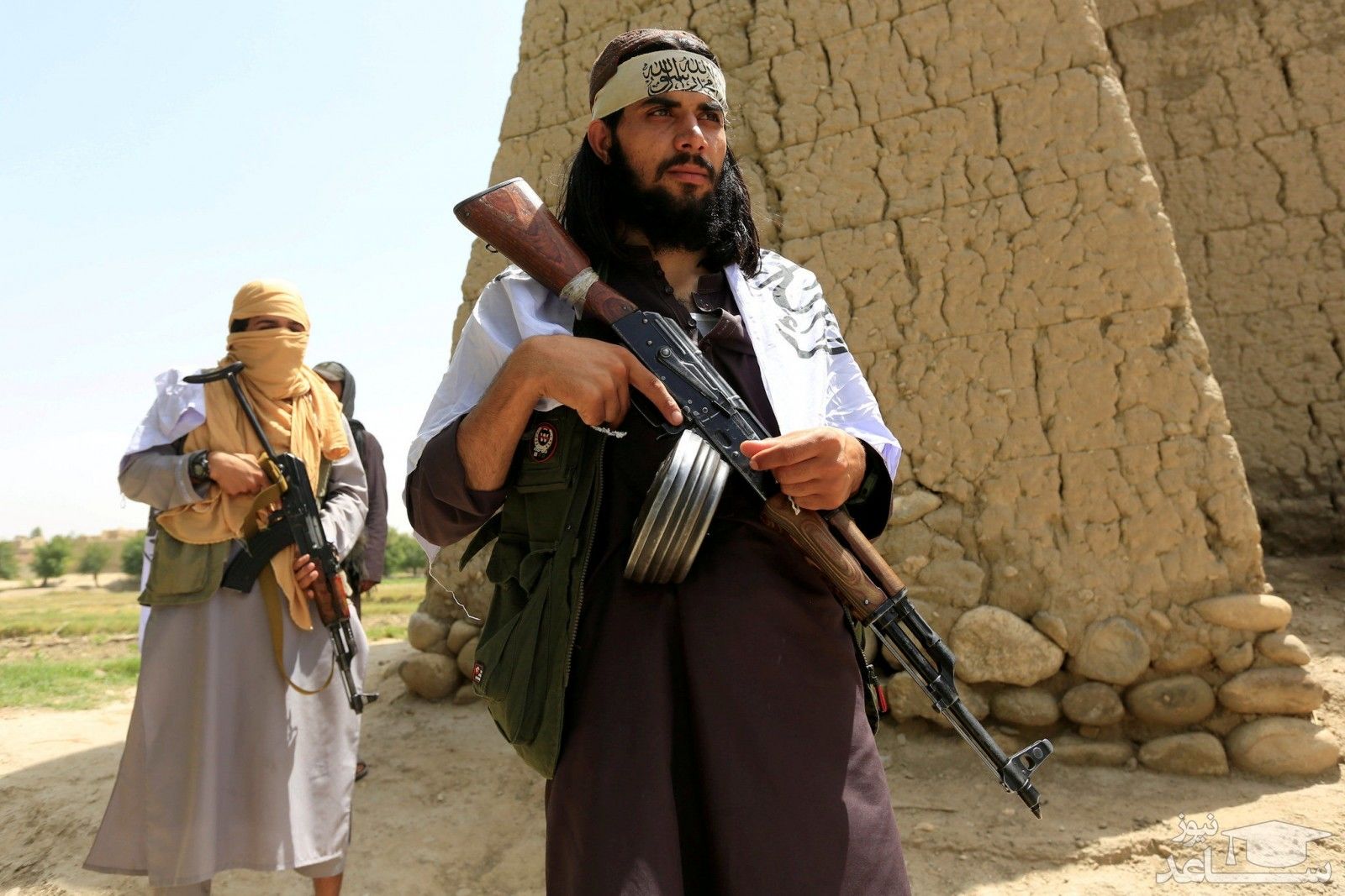 رفتار خشن طالبان با زوجی که در حال برف بازی هستند/ برف بازی هم در افغانستان ممنوع شد!+فیلم