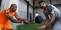 پرتاب سنگ ازسوی استقلالی‌ها به سوی بیرانوند / مربی پرسپولیس آسیب دید