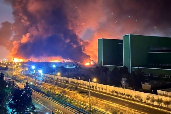 جنگ علیه ایران؛ روز هشتم | وعده پزشکیان به اعراب منطقه: دیگر حمله نمی کنیم | پرواز جنگنده بر فراز رباط کریم و اسلامشهر ؛ انفجا در قزوین | بازار سهام فعلا تعطیل است