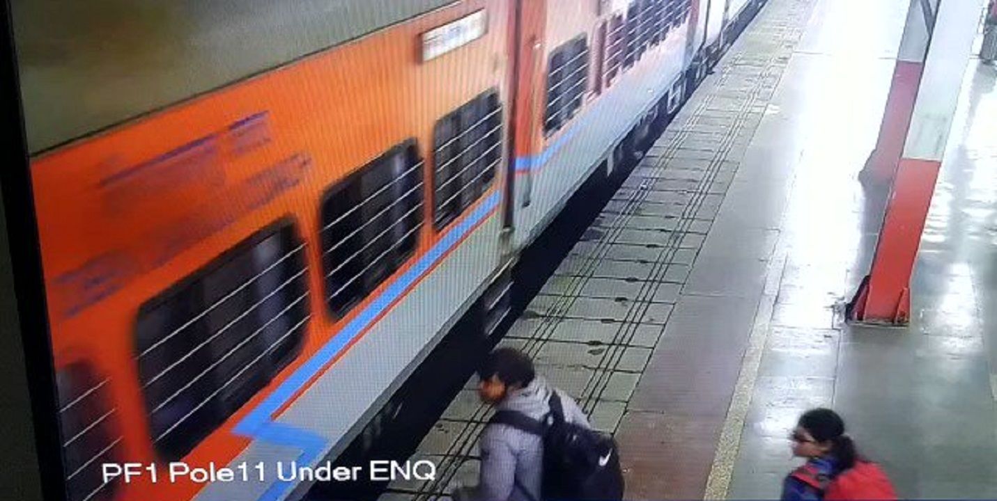 نجات معجزه آسای زنی که میان شکاف سکو و قطار سقوط کرده بود