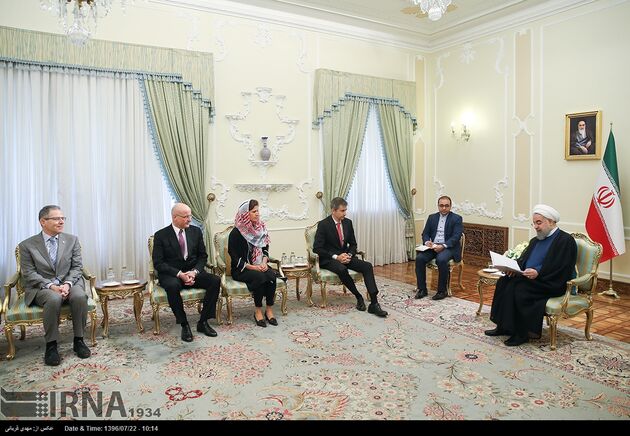 تقدیم استوارنامه سفرای جدید به روحانی