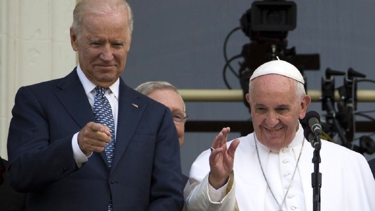 گاف جدید رئیس جمهور آمریکا در دیدار با پاپ + فیلم