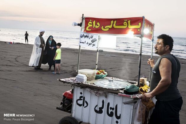 طلاب جوان در سواحل گیلان